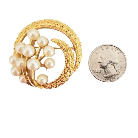 Trifari Crown Over T Gold Tone Textured Spiral Round Faux Pearl Brooch, M434 - Picture 7 of 9